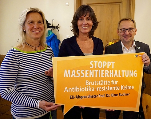Gemeinsam gegen Antibiotika-Resistenzen und für artgerechte Tierhaltung (v. l.): Christine Bartl, Angelika Demmerschmidt und Rolf Beuting.