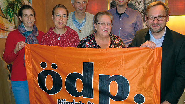 Das neue Vorstandsteam der Kreis-ÖDP (v. l.): Katrin Ecker-Eberl (Schatzmeisterin), Angela Dein (Beisitzerin), Josef Schratt (Beisitzer), Katharina Floßmann (stellv. Vorsitzende), Daniel Konopczynski (Beisitzer) und Rolf Beuting (Kreisvorsitzender). Das neue Vorstandsteam der Kreis-ÖDP (v. l.): Katrin Ecker-Eberl (Schatzmeisterin), Angela Dein (Beisitzerin), Josef Schratt (Beisitzer), Katharina Floßmann (stellv. Vorsitzende), Daniel Konopczynski (Beisitzer) und Rolf Beuting (Kreisvorsitzender). Im Bild fehlen Christine Bartl (Beisitzerin), Heidi Stangl (Schriftführerin) und Herbert Stöckl (Beisitzer).