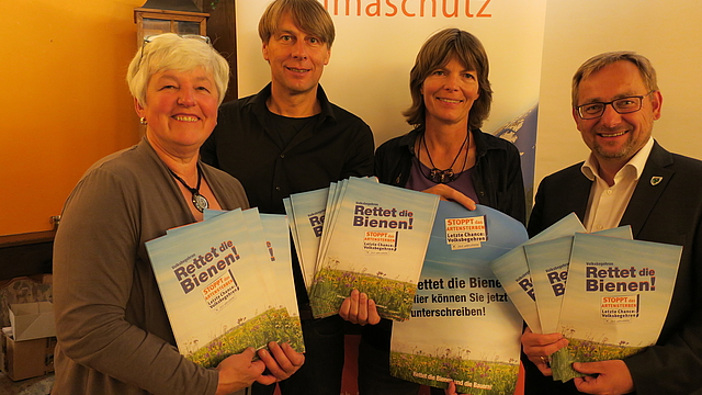 Werben für das Artenschutz-Volksbegehren (v.l.): Agnes Edenhofer, Thomas Prudlo, Dr. Maiken Winter und Rolf Beuting. Werben für das Artenschutz-Volksbegehren (v.l.): Agnes Edenhofer, Thomas Prudlo, Dr. Maiken Winter und Rolf Beuting.