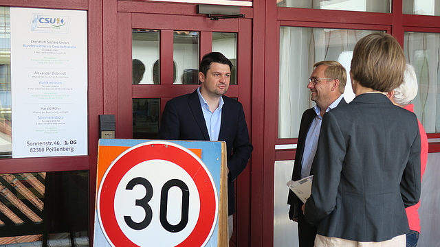 Vor dem Peißenberger CSU-Wahlkreisbüro machen die ÖDP-Vertreter auf die Kampagne "Mensch vor Auto - Tempo 30 innerorts!" aufmerksam. Vor dem Peißenberger CSU-Wahlkreisbüro machen die ÖDP-Vertreter auf die Kampagne "Mensch vor Auto - Tempo 30 innerorts!" aufmerksam.