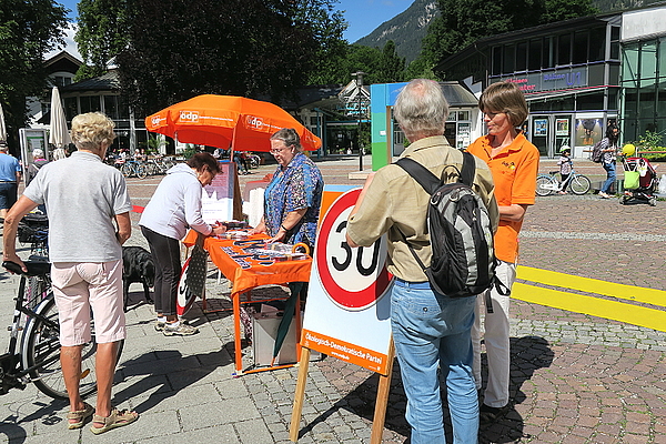 Links am Stand Katharina Floßmann, ganz rechts im Bild Dr. Maiken Winter. Im Hintergrund sieht man zwei Bänder, die den deutlich kürzeren Bremsweg bei Tempo 30 (im Gegensatz zu Tempo 50) eindrucksvoll zeigen. Links am Stand Katharina Floßmann, ganz rechts im Bild Dr. Maiken Winter. Im Hintergrund sieht man zwei Bänder, die den deutlich kürzeren Bremsweg bei Tempo 30 (im Gegensatz zu Tempo 50) eindrucksvoll zeigen.
