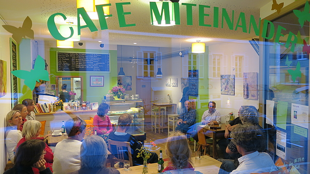 Angeregte Diskussion beim Nachhaltigkeits-Stammtisch der Murnauer ÖDP. Angeregte Diskussion beim Nachhaltigkeits-Stammtisch der Murnauer ÖDP.