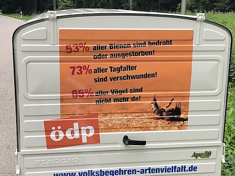 Das APE-Mobil - hier auf dem Weg nach Weilheim - konfrontiert bereits mit dem Thema des Volksbegehrens. Das APE-Mobil - hier auf dem Weg nach Weilheim - konfrontiert bereits mit dem Thema des Volksbegehrens.