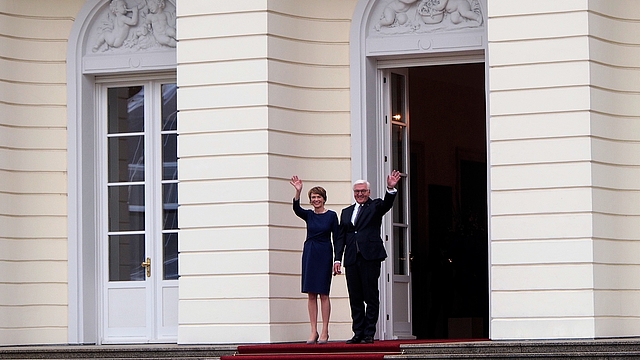 Bundespräsident Frank-Walter Steinmeier und Elke Büdenbender beim Bürgerfest des Bundespräsidenten 2017 auf der Schlossterrasse in Schloss Bellevue. Bundespräsident Frank-Walter Steinmeier und Elke Büdenbender beim Bürgerfest des Bundespräsidenten 2017 auf der Schlossterrasse in Schloss Bellevue.