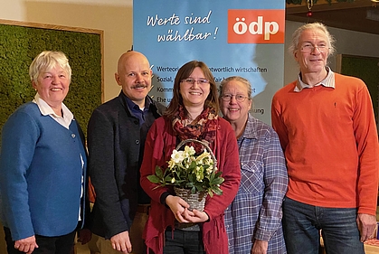 Gwendolin Schlichte (Mitte), die frisch gekürte Bundestagsdirektkandidatin der ÖDP – umrahmt von den Weilheim-Schongauer ÖDP-Kreisvorsitzenden Agnes Edenhofer und Markus Kunzendorf (links) sowie den Garmisch-Partenkirchener Kreisvorsitzenden Katharina Floßmann und Patrik Schlichte (rechts im Bild).