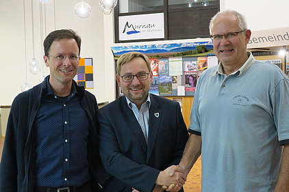 Gratulation zum großartigen Ergebnis: Bürgermeister Rolf Beuting mit Bürgerforum-Sprecher Helmut Lechner (re.) und ÖDP-Pressesprecher Raphael Mankau (li.).