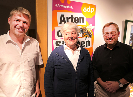 •	Streben in Land- und Bezirkstag (v.l.): ÖDP-Landesvorsitzender Tobias Ruff mit Kreisrätin Agnes Becker und Bürgermeister Rolf Beuting.