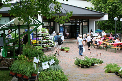 Naturnah einkaufen: Über 1.000 Besucher kamen am 31. Mai 2008 zum ÖDP-Regionalmarkt "naturnah einkaufen" ins Murnauer Kultur- und Tagungszentrum.