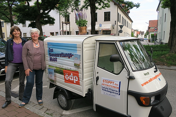 Sympathischer Hingucker: Das "Bienenrettungsmobil" APE begleitet das Volksbegehren auch im Oberland.