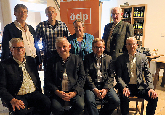 Das ÖDP-Spitzenteam zur Kreistagswahl 2020: hinten (v. l.) Hans-Joachim Fünfstück, Herbert Stöckl, Katharina Floßmann, Leonhard Zach, vorne Georg Haseidl, Rudolf Kühn, Rolf Beuting und Dr. Thomas Hartmann. Im Bild fehlen Beate Löw-Schneyder und Peter Keller.