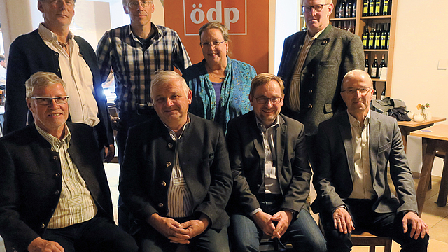 ÖDP-Spitzenteam zur Kreistagswahl 2020: hinten (v. l.) Hans-Joachim Fünfstück, Herbert Stöckl, Katharina Floßmann, Leonhard Zach, vorne Georg Haseidl, Rudolf Kühn, Rolf Beuting und Dr. Thomas Hartmann. Im Bild fehlen B. Löw-Schneyder und P. Keller. Das ÖDP-Spitzenteam zur Kreistagswahl 2020: hinten (v. l.) Hans-Joachim Fünfstück, Herbert Stöckl, Katharina Floßmann, Leonhard Zach, vorne Georg Haseidl, Rudolf Kühn, Rolf Beuting und Dr. Thomas Hartmann. Im Bild fehlen Beate Löw-Schneyder und Peter Keller.