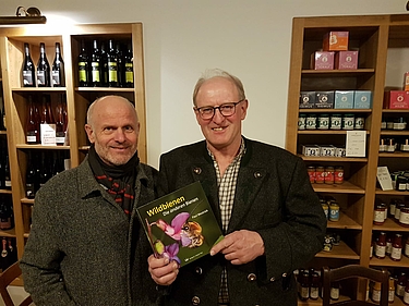 Die beiden Referenten des ÖDP-Abends; Imker Günter Friedmann (li.) und Landwirt Leonhard Zach.