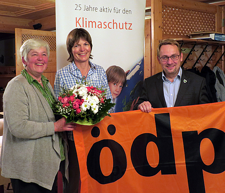 Aktiv für zukunftsfähige Politik: ÖDP-Bundestagskandidatin Dr. Maiken Winter (Mitte), zusammen mit den ÖDP-Kreisvorsitzenden Agnes Edenhofer (WM-SOG) und Rolf Beuting (GAP).