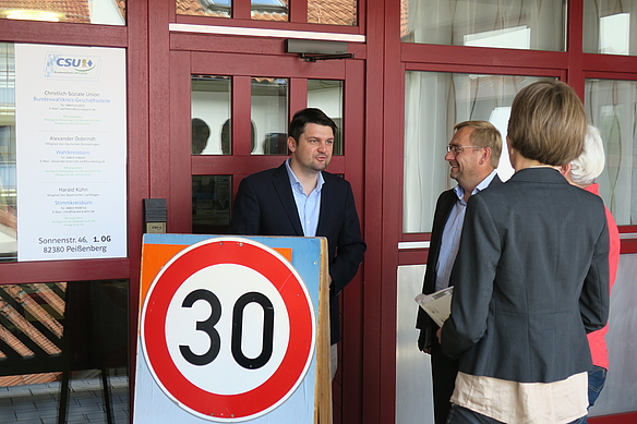 Vor dem Peißenberger CSU-Wahlkreisbüro machen die ÖDP-Vertreter auf die Kampagne "Mensch vor Auto - Tempo 30 innerorts!" aufmerksam.