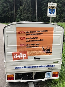 Das APE-Mobil - hier auf dem Weg nach Weilheim - konfrontiert bereits mit dem Thema des Volksbegehrens.