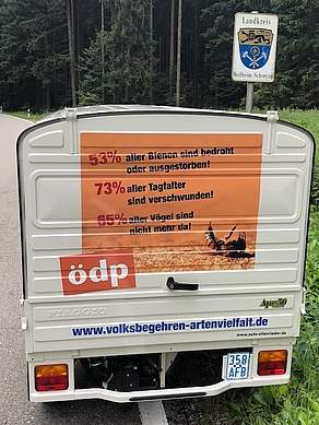 Das APE-Mobil - hier auf dem Weg nach Weilheim - konfrontiert bereits mit dem Thema des Volksbegehrens.