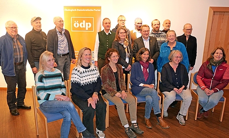 18 der 60 Kandidatinnen und Kandidaten: (vorne v.l.) Andrea Eckstein, Christine Bartl, Elisabeth Schlichte, Anna Schlegel-Herz, Karin Beuting, Katrin Ecker; hinten v. l.: Georg Haseidl, Martin Kleiner, Herbert Stöckl, Otto Baronky, Simone Probst, Daniel Dein, Patrik Schlichte, Rolf Beuting, Thomas Guggemoos, Markus Heberle, Katharina Floßmann, Dr. Michael Uhlmann.