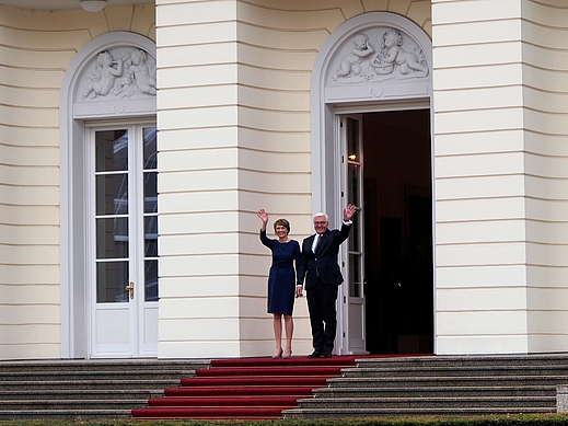 Bundespräsident Frank-Walter Steinmeier und Elke Büdenbender beim Bürgerfest des Bundespräsidenten 2017 auf der Schlossterrasse in Schloss Bellevue.